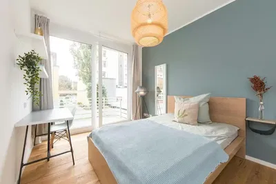 Salon; parquet, lumière naturelle, style moderne, hauteur sous plafond