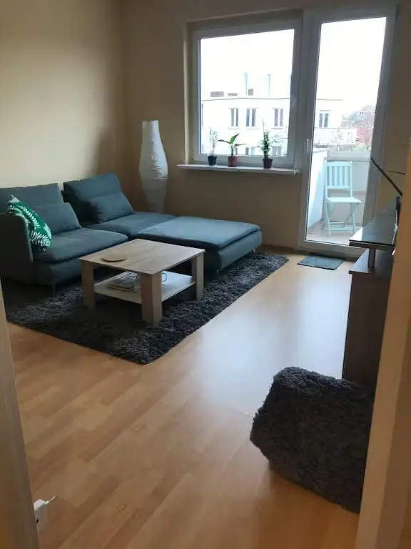 Wohnzimmer; holzboden, tageslicht, moderner stil, hohe decken