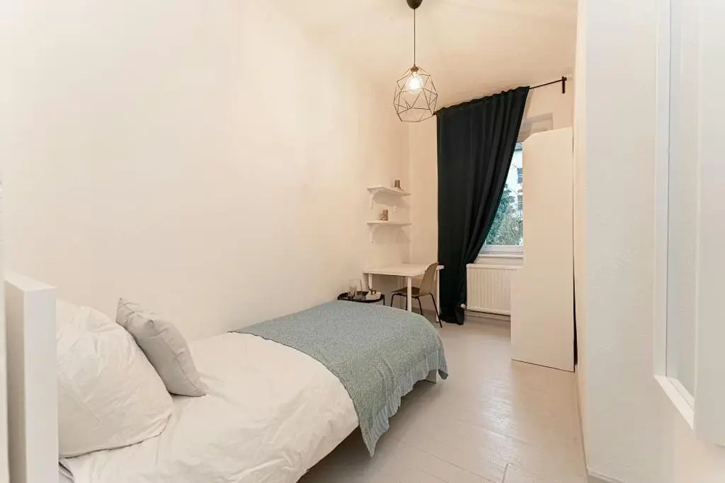 Soggiorno; pavimento in legno, luce naturale, stile moderno, soffitti alti