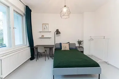 Хол; дървен под, естествена светлина, модерен стил, високи тавани