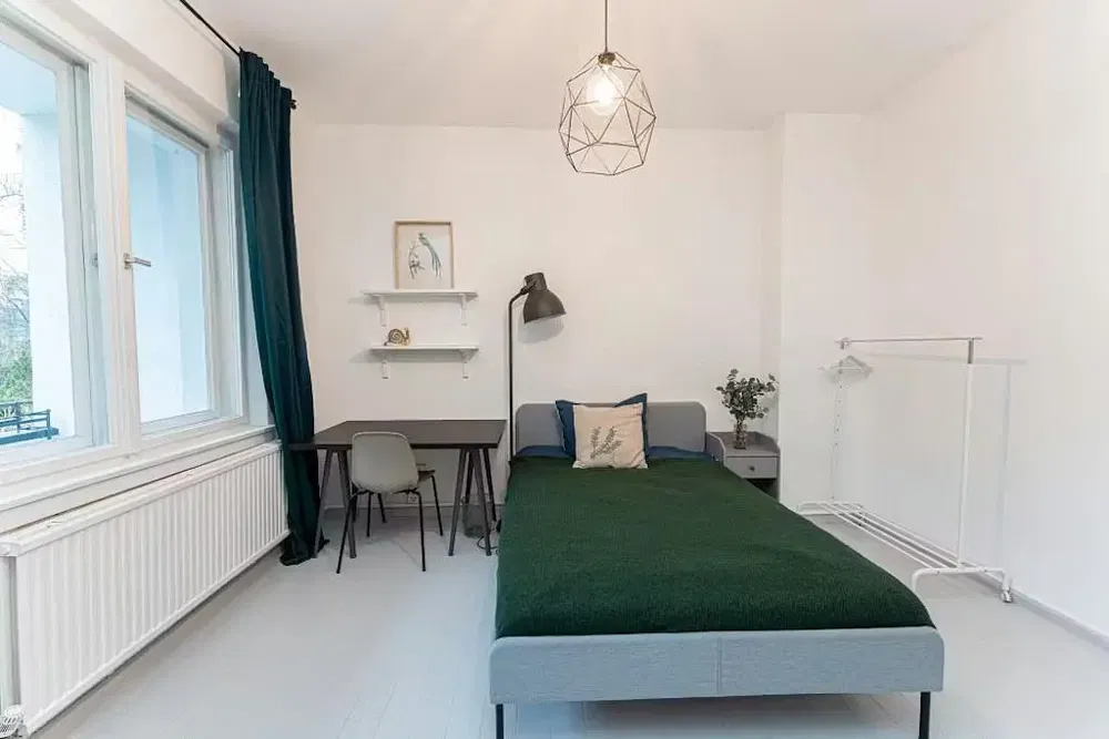 Σαλόνι; ξύλινο πάτωμα, φυσικό φως, μοντέρνο στυλ, ψηλά ταβάνια