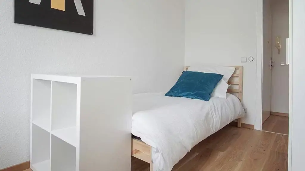 Woonkamer; houten vloer, natuurlijk licht, moderne stijl, hoge plafonds