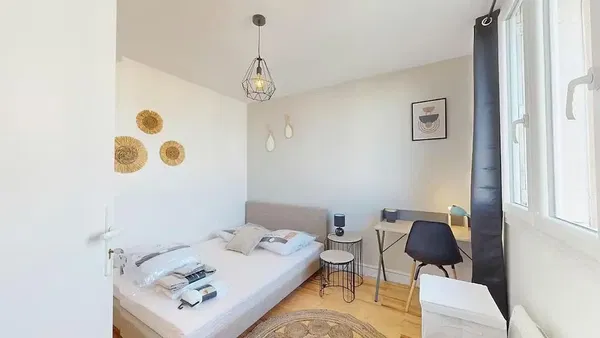 Salon; parquet, lumière naturelle, style moderne, hauteur sous plafond