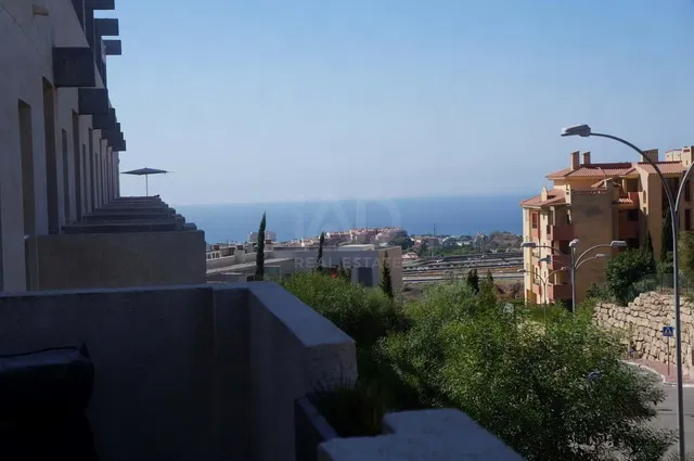 Wohnzimmer; holzboden, tageslicht, moderner stil, hohe decken