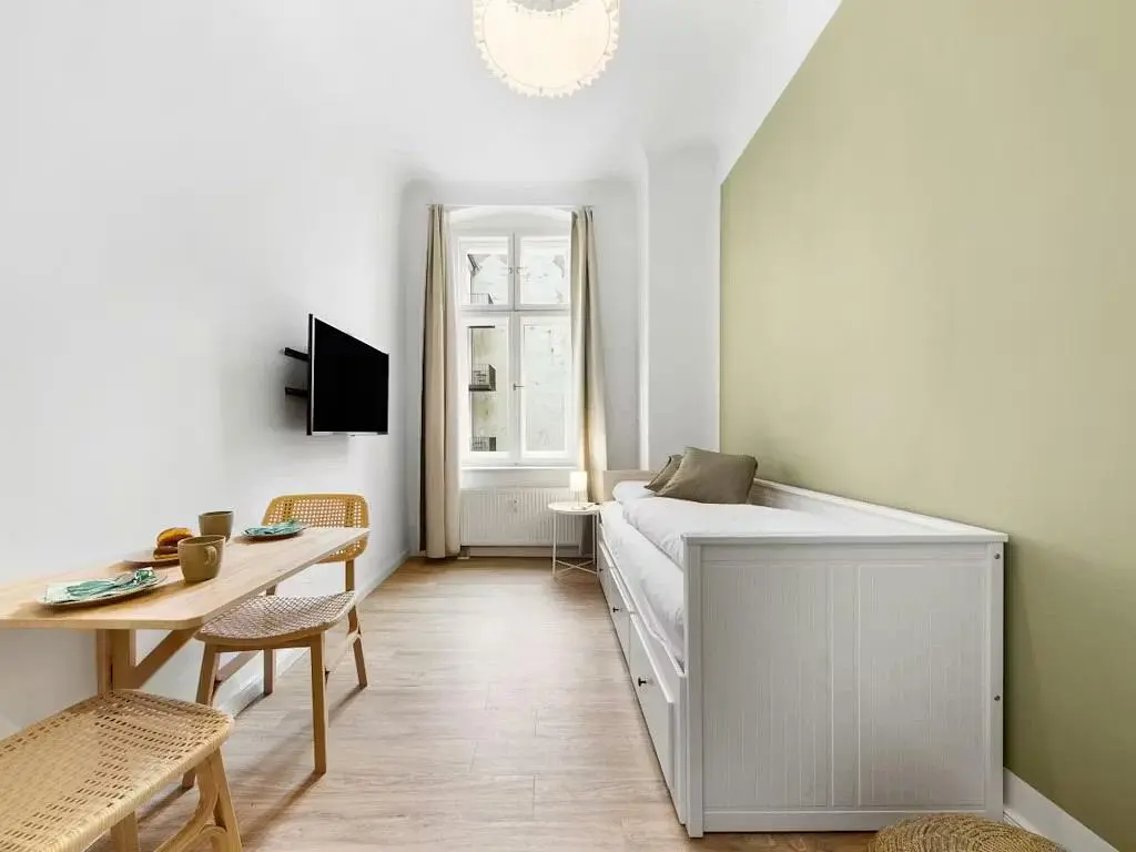 Хол; дървен под, естествена светлина, модерен стил, високи тавани