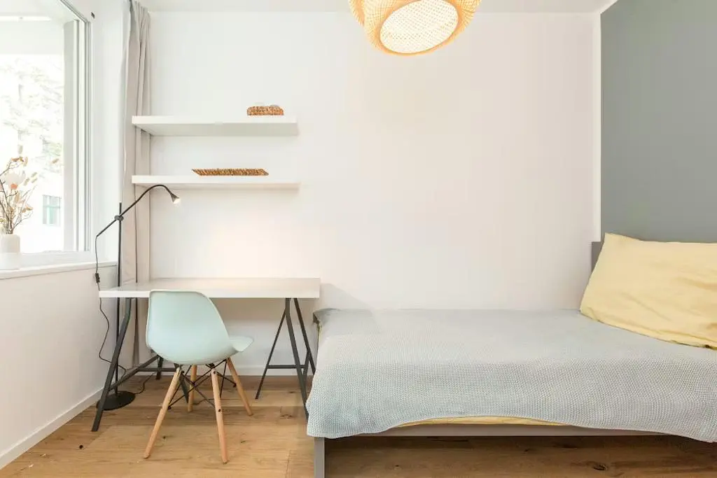 Salón; suelo de madera, luz natural, estilo moderno, techos altos