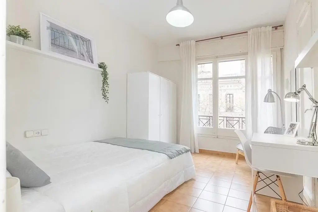 Kuchyňa; kuchynské spotrebiče, drevená podlaha, prirodzené svetlo, moderný štýl, po rekonštrukcii