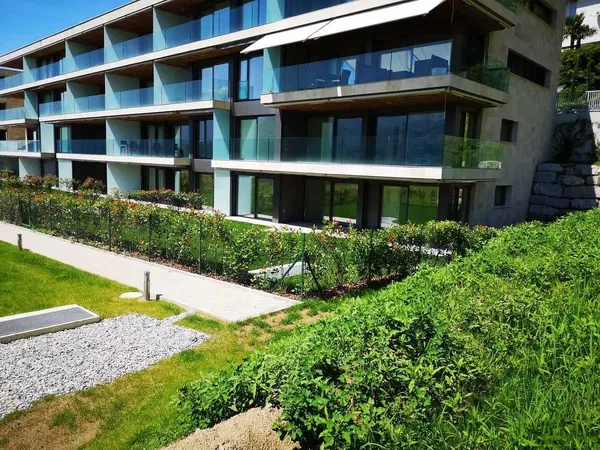Living room; wood floor, natural light, modern style, high ceiling