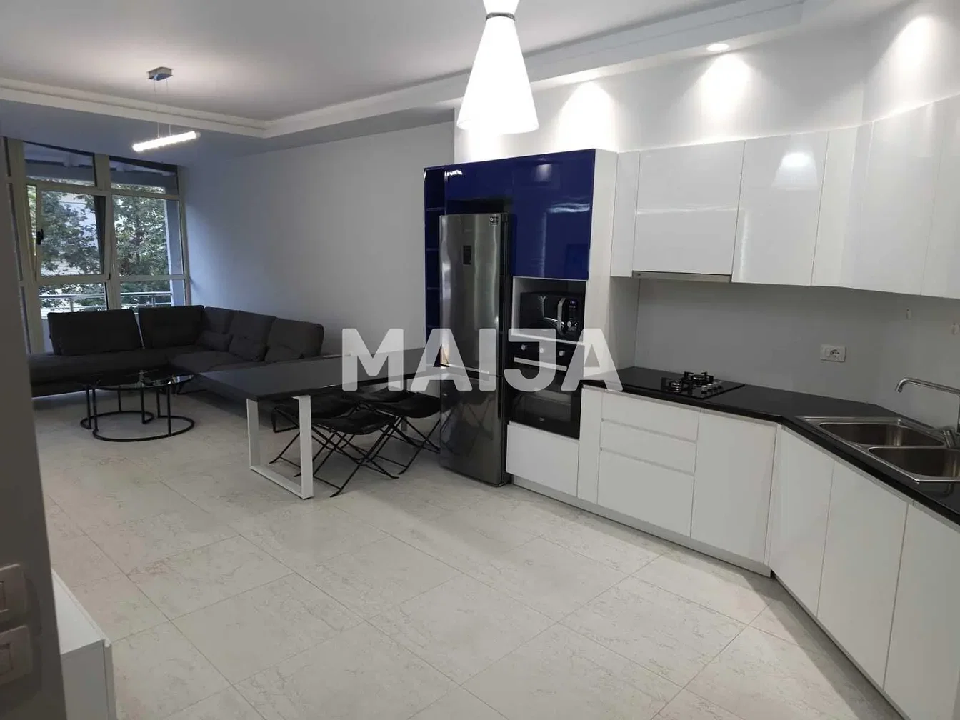 Oturma odası; ahşap zemin, doğal ışık, modern stil, yüksek tavan
