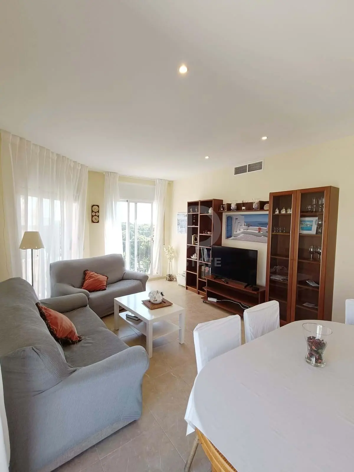 Obývačka; drevená podlaha, prirodzené svetlo, moderný štýl, vysoké stropy