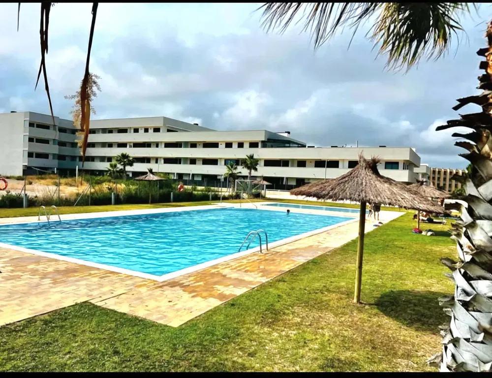 Oturma odası; ahşap zemin, doğal ışık, modern stil, yüksek tavan