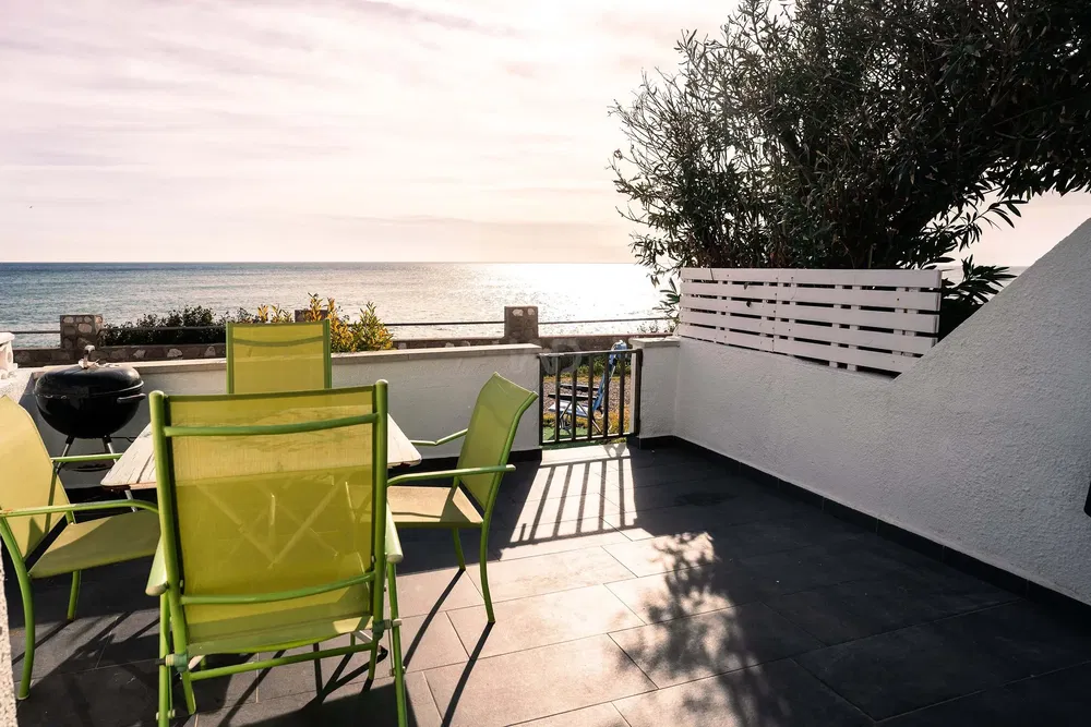 Oturma odası; ahşap zemin, doğal ışık, modern stil, yüksek tavan