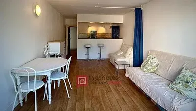 Дневна соба; дрвени под, природно светло, модерни стил, високи плафони