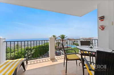 Salon; podłoga drewniana, światło dzienne, styl nowoczesny, wysokie sufity