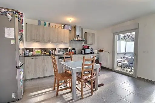 Дневна соба; дрвени под, природно светло, модерни стил, високи плафони