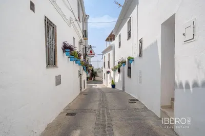 Salon; podłoga drewniana, światło dzienne, styl nowoczesny, wysokie sufity