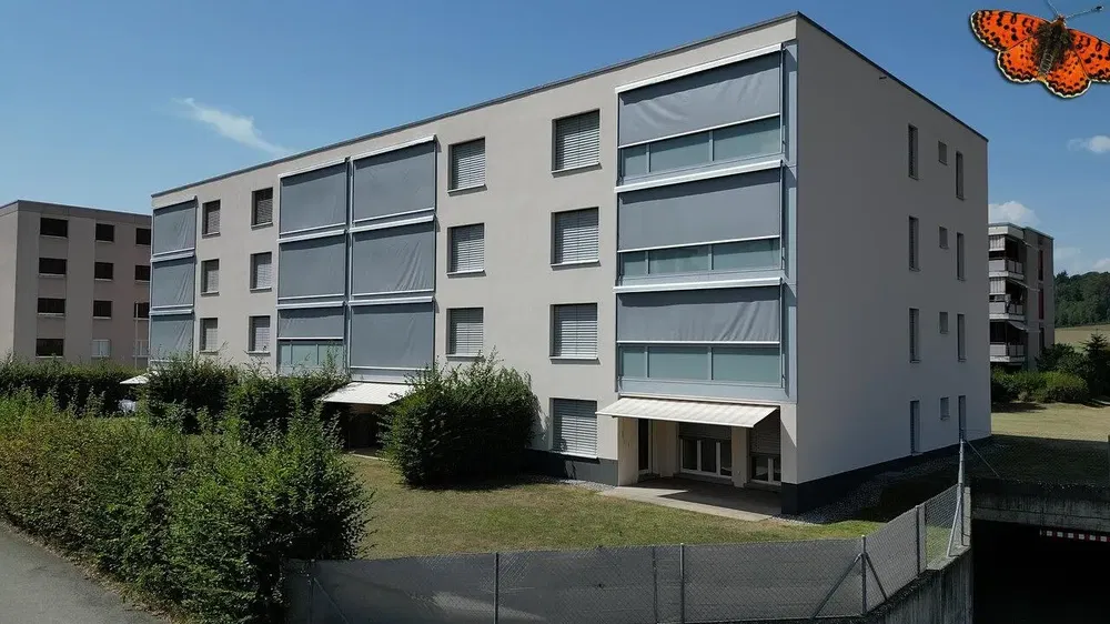 Дневна соба; дрвени под, природно светло, модерни стил, високи плафони