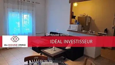 Salon; parquet, lumière naturelle, style moderne, hauteur sous plafond