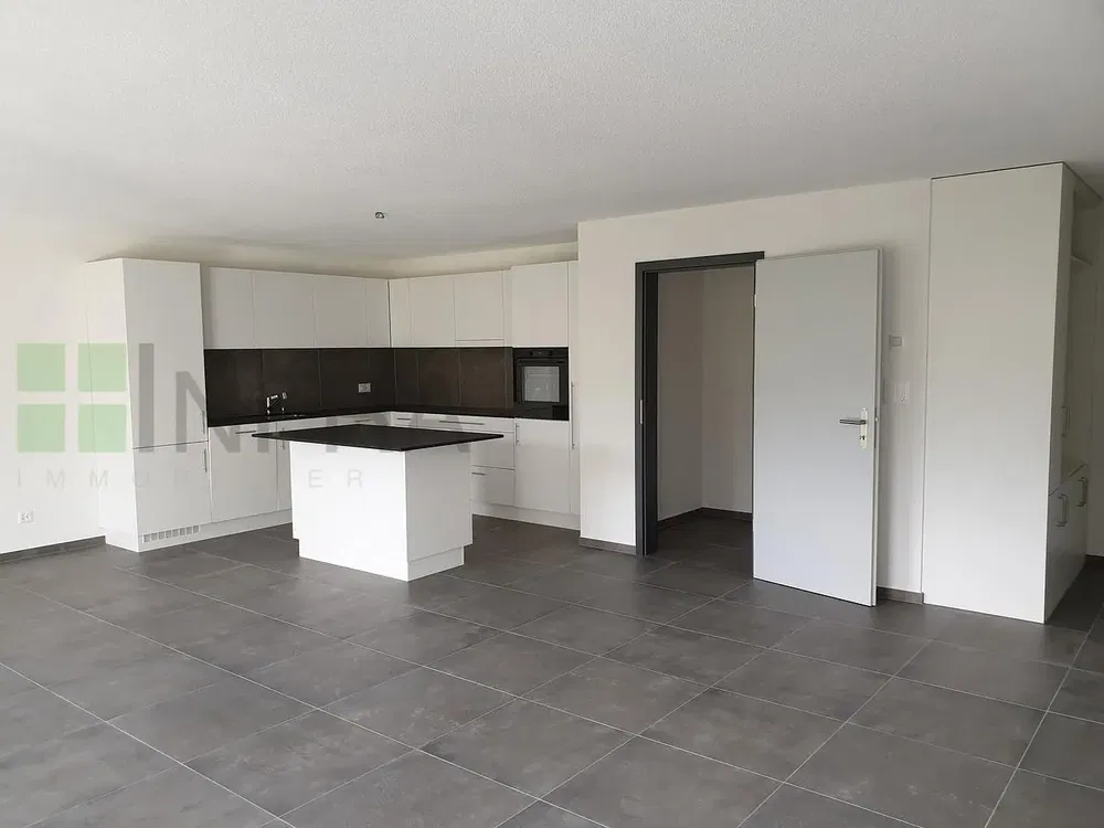 Salon; parquet, lumière naturelle, style moderne, hauteur sous plafond