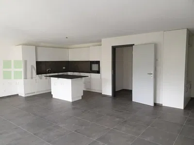 Salon; parquet, lumière naturelle, style moderne, hauteur sous plafond