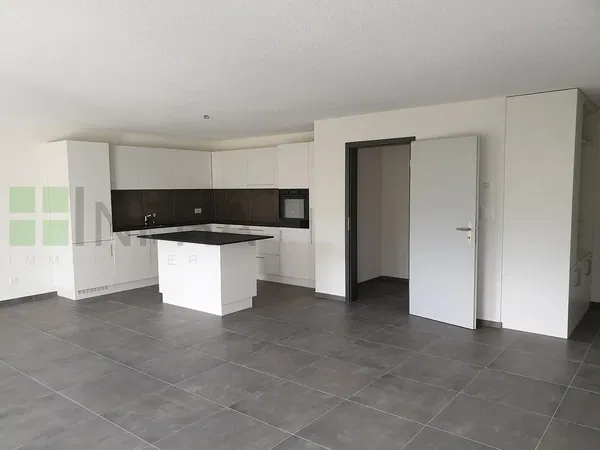 Salon; parquet, lumière naturelle, style moderne, hauteur sous plafond