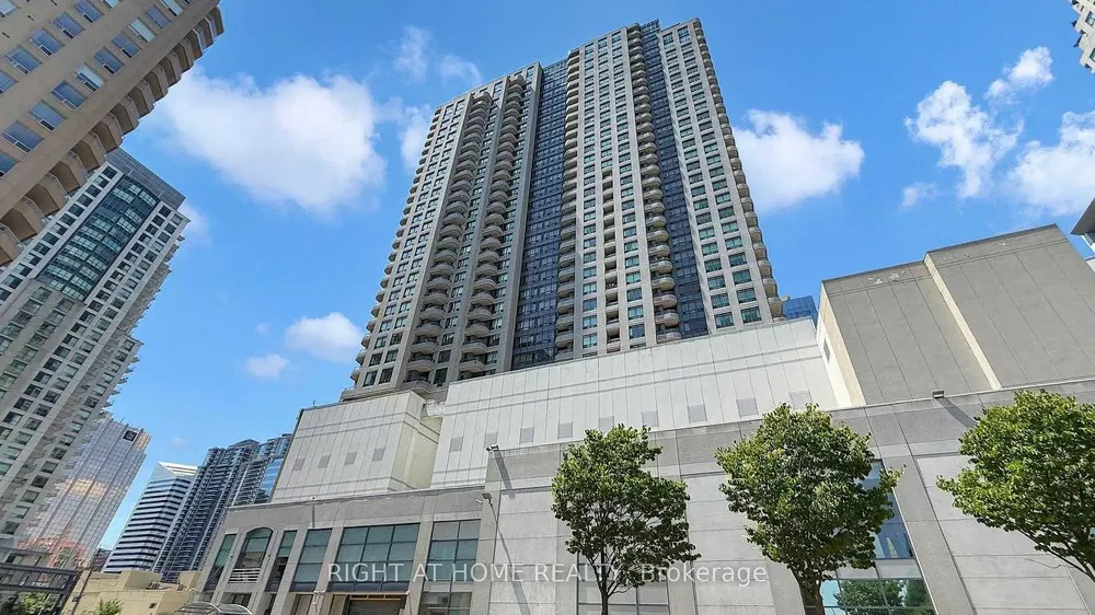 Salon; parquet, lumière naturelle, style moderne, hauteur sous plafond