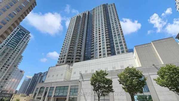 Salon; parquet, lumière naturelle, style moderne, hauteur sous plafond