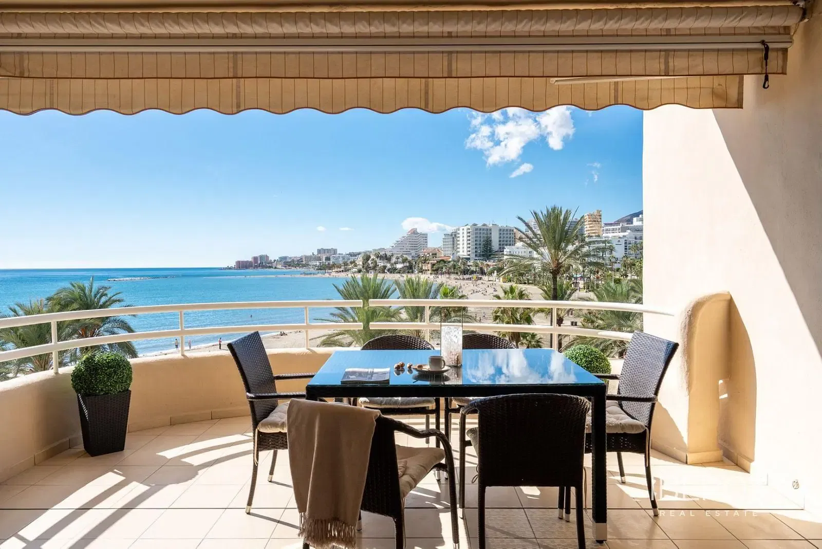 Salon; podłoga drewniana, światło dzienne, styl nowoczesny, wysokie sufity