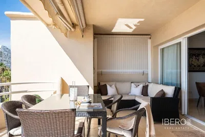 Salon; podłoga drewniana, światło dzienne, styl nowoczesny, wysokie sufity