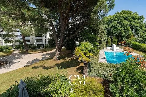 Woonkamer; houten vloer, natuurlijk licht, moderne stijl, hoge plafonds