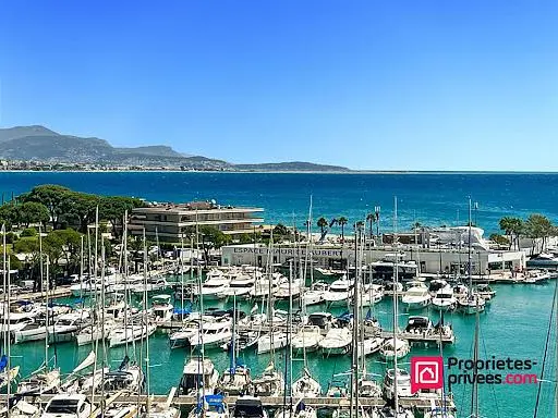 Salon; parquet, lumière naturelle, style moderne, hauteur sous plafond