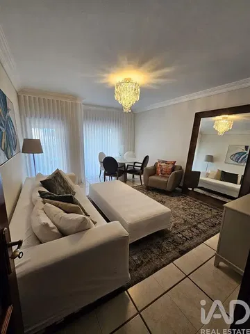 Oturma odası; ahşap zemin, doğal ışık, modern stil, yüksek tavan