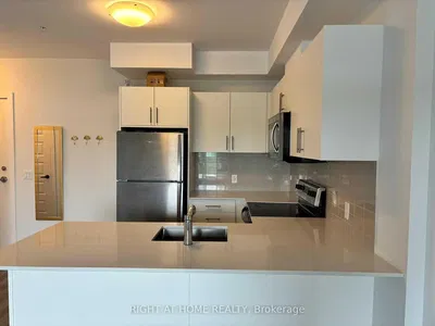 Salon; parquet, lumière naturelle, style moderne, hauteur sous plafond