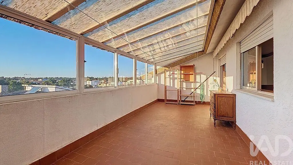 Salon; parquet, lumière naturelle, style moderne, hauteur sous plafond