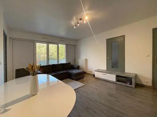 Salón; suelo de madera, luz natural, estilo moderno, techos altos