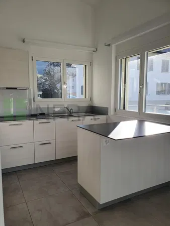 Salon; parquet, lumière naturelle, style moderne, hauteur sous plafond