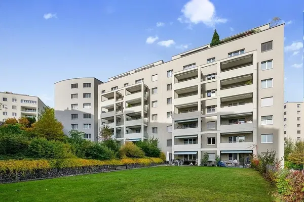 Salon; parquet, lumière naturelle, style moderne, hauteur sous plafond