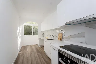 Living room; wood floor, natural light, modern style, high ceiling
