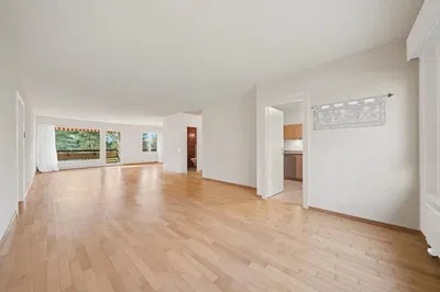 غرفة معيشة; أرضية خشبية, ضوء طبيعي, أسلوب عصري, أسقف عالية