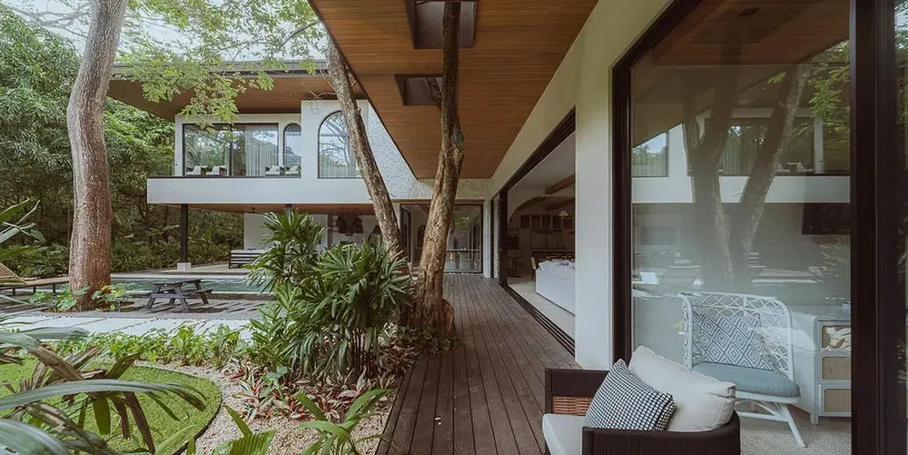 Living room; wood floor, natural light, modern style, high ceiling