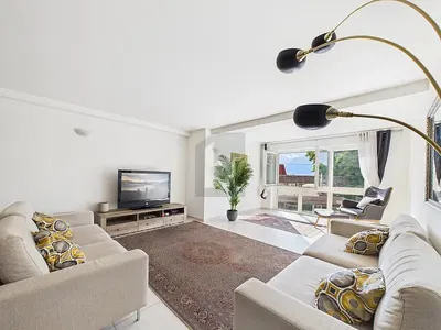 Хол; дървен под, естествена светлина, модерен стил, високи тавани