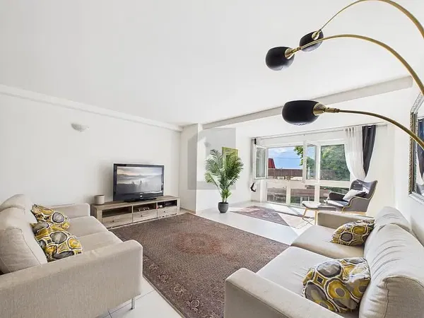 Oturma odası; ahşap zemin, doğal ışık, modern stil, yüksek tavan