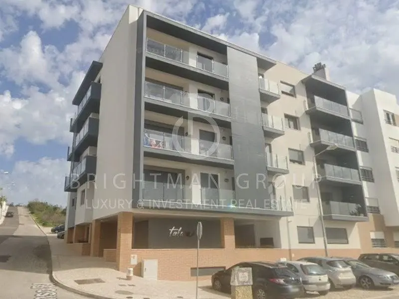 Σαλόνι; ξύλινο πάτωμα, φυσικό φως, μοντέρνο στυλ, ψηλά ταβάνια