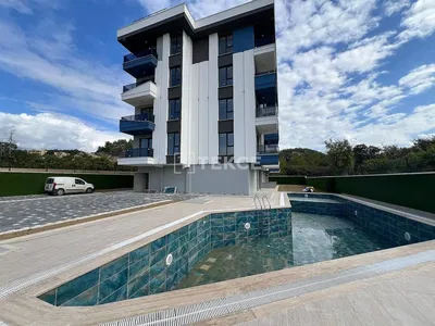 Sala de estar; chão de madeira, luz natural, estilo moderno, teto alto
