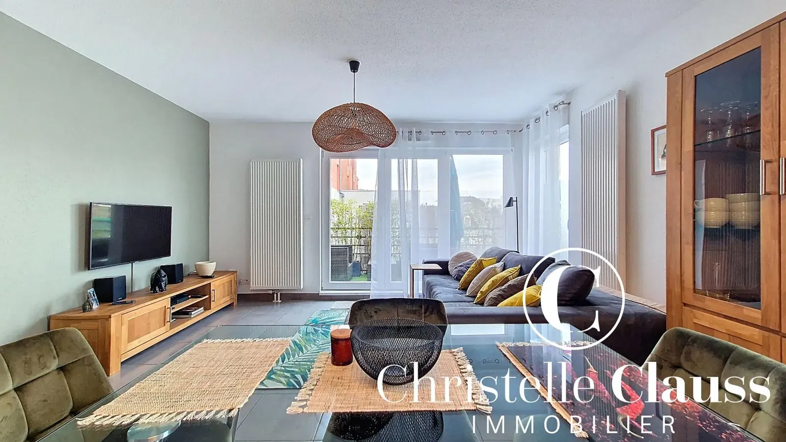 Living room; wood floor, natural light, modern style, high ceiling