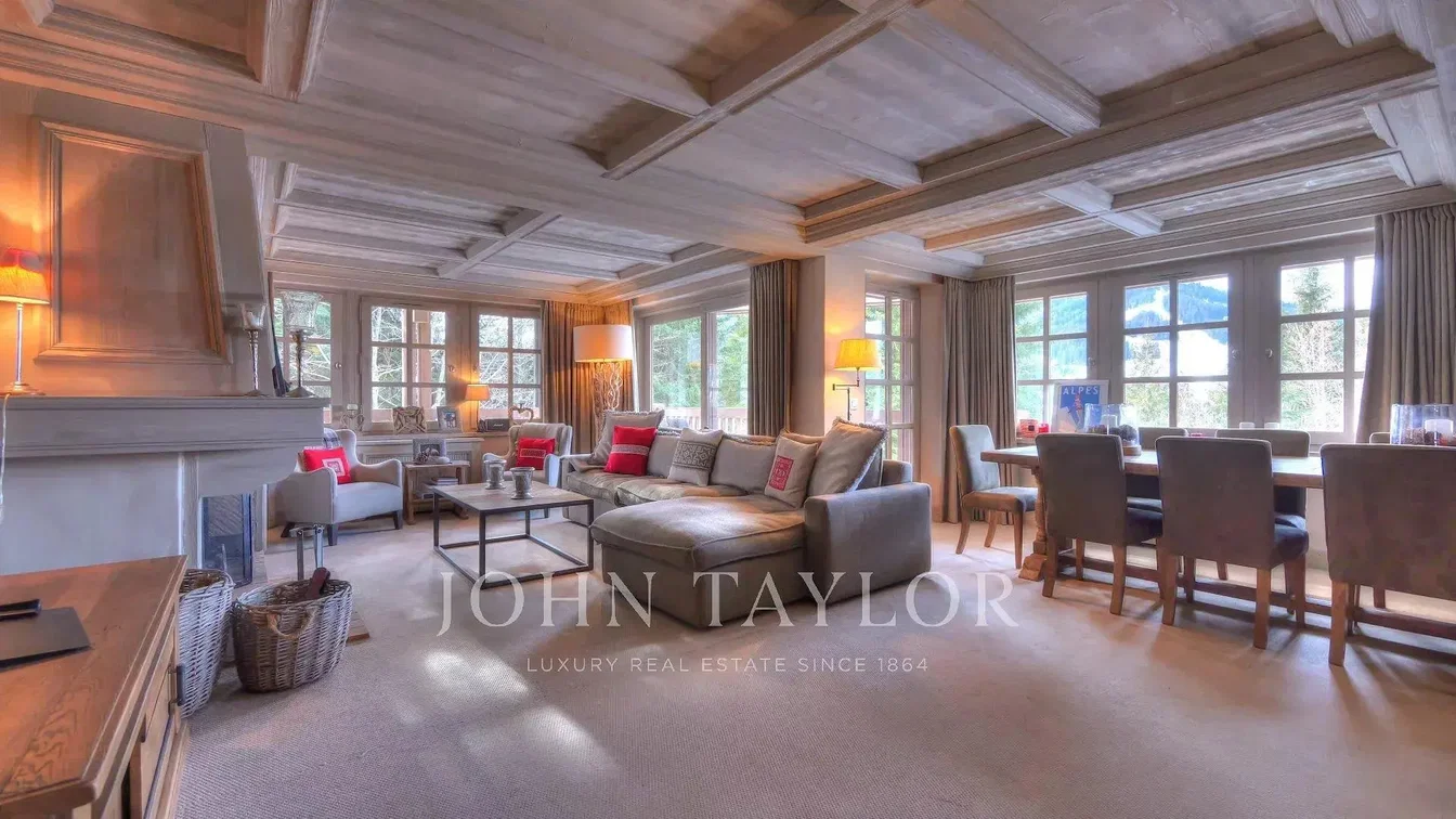 Oturma odası; ahşap zemin, doğal ışık, modern stil, yüksek tavan