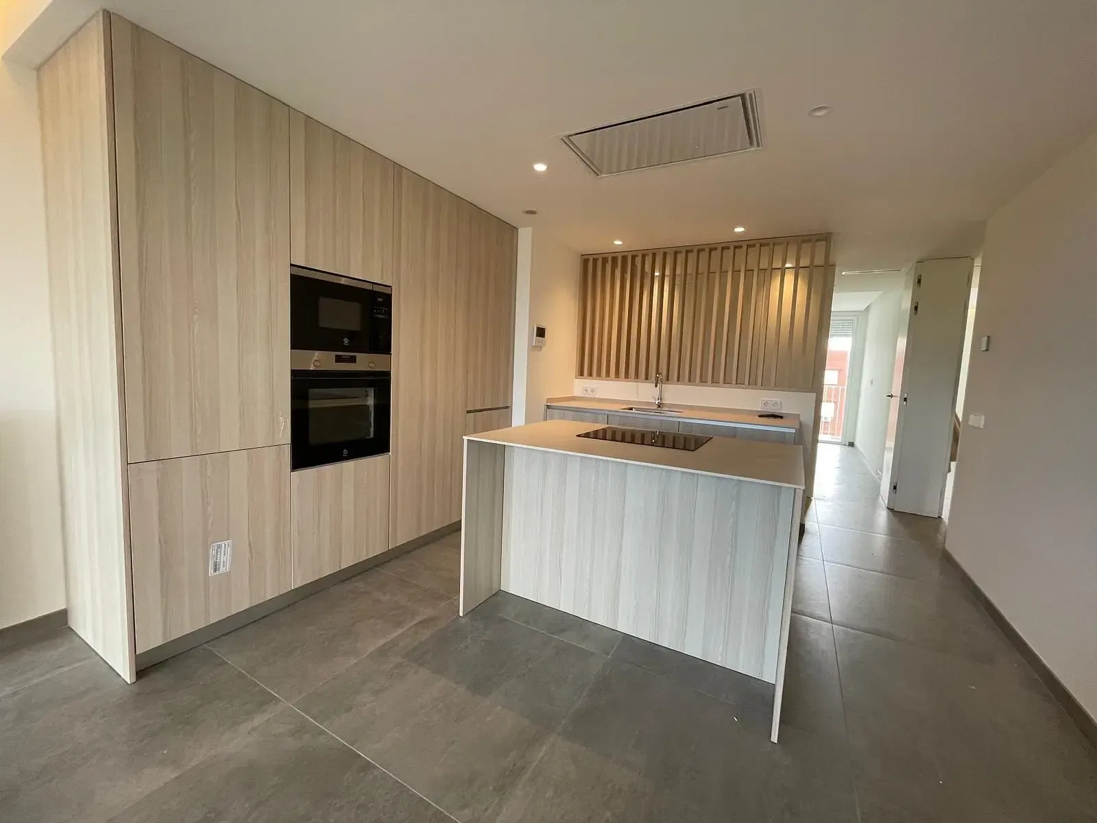 Wohnzimmer; holzboden, tageslicht, moderner stil, hohe decken