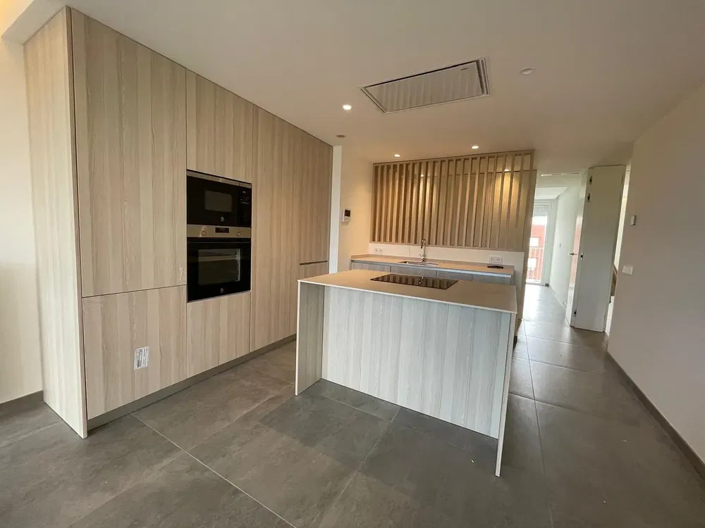 Wohnzimmer; holzboden, tageslicht, moderner stil, hohe decken