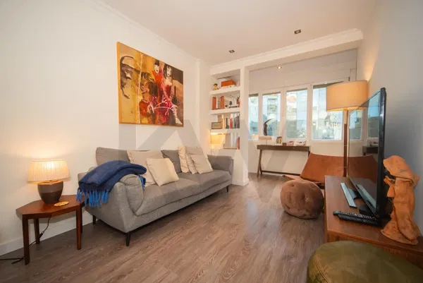 Living room; wood floor, natural light, modern style, high ceiling