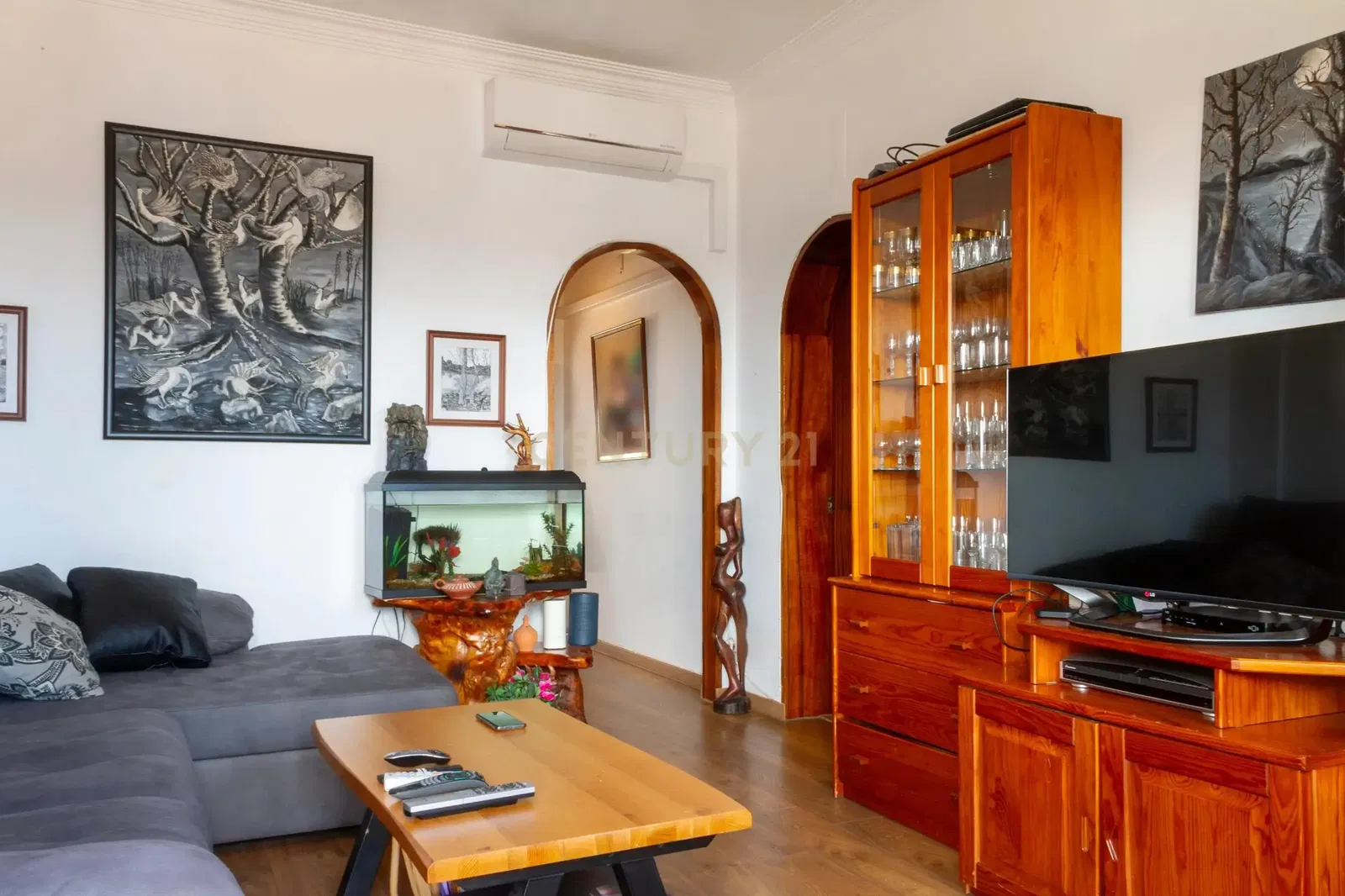 Living room; wood floor, natural light, modern style, high ceiling